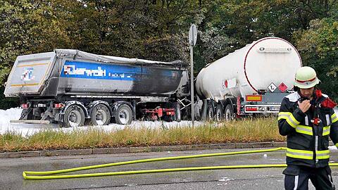 Beim Zusammenstoß zweier Lastwagen auf der Landshuter Allee am 30. Juni 2023 ist ein Mensch ums Leben gekommen. Die Feuerwehr kann verhindern, dass der Treibstoff im Tanklastzug explodiert.