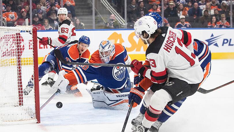 Nico Hischier (13) von den New Jersey Devils wird von Calvin Pickard (30) im Tor der Edmonton Oilers gestoppt.