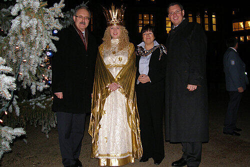 Der Tannenbaum kommt aus Pegnitz, das Christkind aus Nürnberg: Rebekka Volland mit Europa-Staatsminister Günter Gloser, Heidrun Piwernetz von der Landesvertretung und Wirtschaftsreferent Roland Fleck (von links).