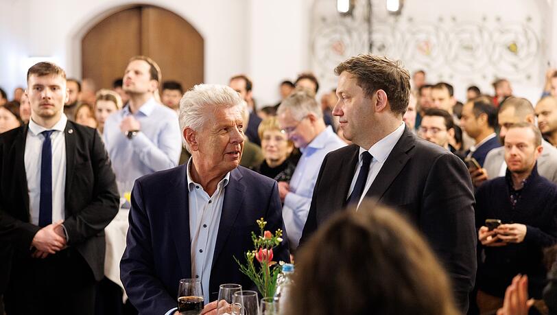 Dieter Reiter (SPD), Oberb&uuml;rgermeister von M&uuml;nchen (l), und Lars Klingbeil (SPD), Bundesfinanzminister, unterhalten sich bei einem Empfang f&uuml;r neue deutsche Staatsb&uuml;rger in M&uuml;nchen im alten Rathaus.