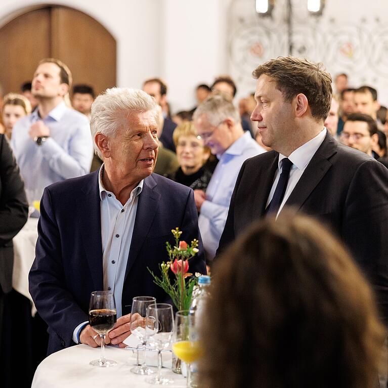 Dieter Reiter (SPD), Oberb&uuml;rgermeister von M&uuml;nchen (l), und Lars Klingbeil (SPD), Bundesfinanzminister, unterhalten sich bei einem Empfang f&uuml;r neue deutsche Staatsb&uuml;rger in M&uuml;nchen im alten Rathaus.