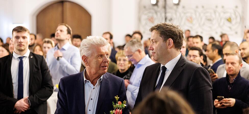 Dieter Reiter (SPD), Oberb&uuml;rgermeister von M&uuml;nchen (l), und Lars Klingbeil (SPD), Bundesfinanzminister, unterhalten sich bei einem Empfang f&uuml;r neue deutsche Staatsb&uuml;rger in M&uuml;nchen im alten Rathaus.