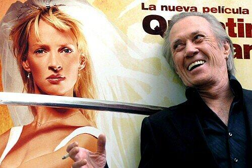 David Carradine vor einem 'Kill Bill'-Poster