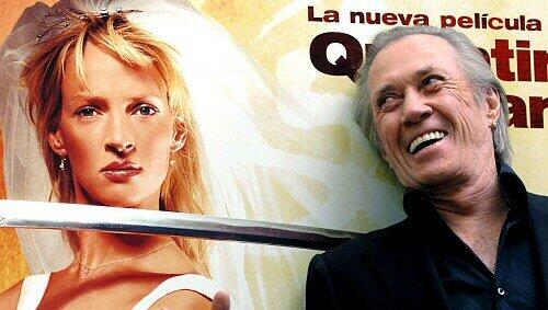 David Carradine vor einem 'Kill Bill'-Poster David Carradine vor einem 'Kill Bill'-Poster
