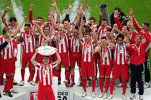 "Da ist das Ding": Mark van Bommel mit der Meisterschale