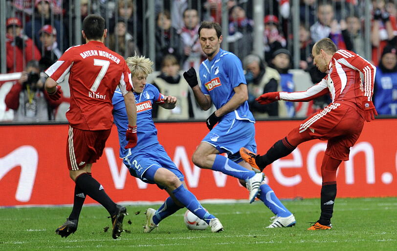 ARJEN ROBBEN:
Nach seiner Grippe-Pause in Köln wieder auf dem rechten Flügel. Sofort im Spiel, bereitete nach 90 Sekunden das 1:0 durch Gomez vor. Unwiderstehlich sein Links-Schlenzer zum 4:0 (81.). Der Mann des Spiels!
