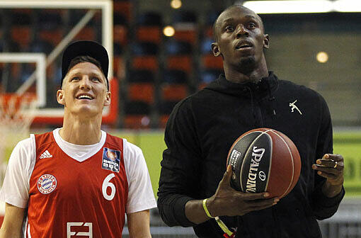 Usain Bolt und sein Kumpel Bastian Schweinsteiger beim Basketball.