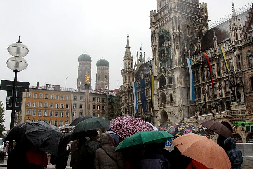 Das lange Warten auf die Pokalhelden. Es regnet und regnet und dennoch warten schon tausende Bayern-Fans auf das Eintreffen der Bayern-Stars. Die Bilder vom Marienplatz