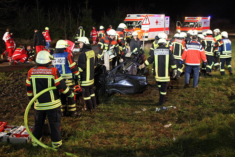 Am Sonntagmorgen kam es auf der B388 zu einem schrecklichen Autounfall. Der 31-jährige Unfallverursacher erlag in einem Münchner Krankenhaus seinen Verletzungen. Die fünf Insassen des anderen Pkw wurden schwer verletzt.