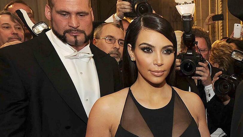 Versteinerte Miene: Kim Kardashian hatte sichtlich wenig Spaß auf dem Wiener Opernball 2014 und rauschte noch vor Mitternacht ab. Versteinerte Miene: Kim Kardashian hatte sichtlich wenig Spaß auf dem Wiener Opernball 2014 und rauschte noch vor Mitternacht ab.