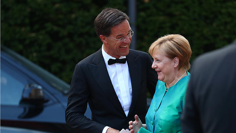 Bundeskanzlerin Angela Merkel (CDU) unterhält sich mit Mark Rutte, Ministerpräsident der Niederlande.