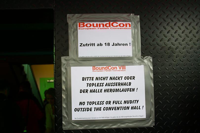 Hereinspaziert zur AZ-Bilderstrecke! Und bitte: Nicht nackt oder topless außerhalb der Halle herumlaufen.