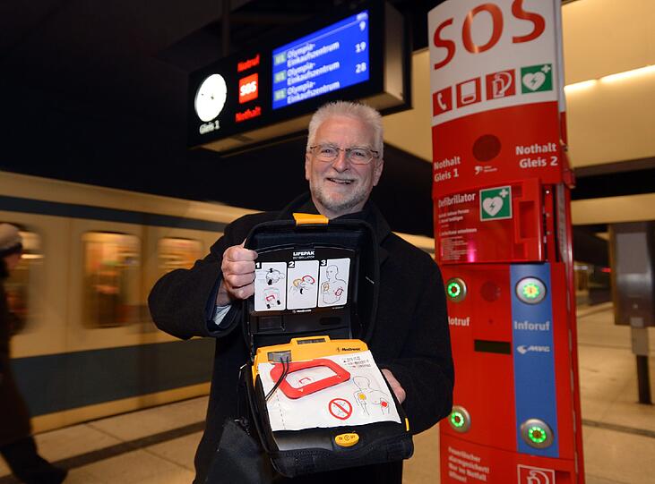 Sie retten Leben: MVG-Chef Herbert König mit einem Defibrillator.