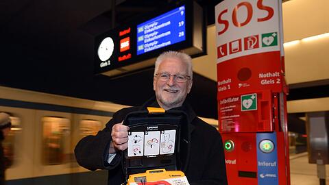 Sie retten Leben: MVG-Chef Herbert König mit einem Defibrillator.