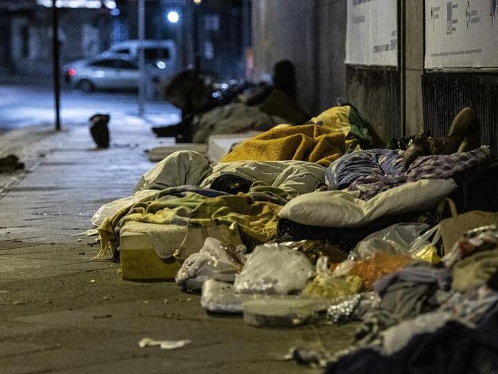 Obdachlose Menschen liegen unter einer Brücke am Berliner Zoo.