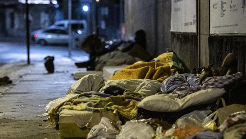 Obdachlose Menschen liegen unter einer Brücke am Berliner Zoo. Obdachlose Menschen liegen unter einer Brücke am Berliner Zoo.