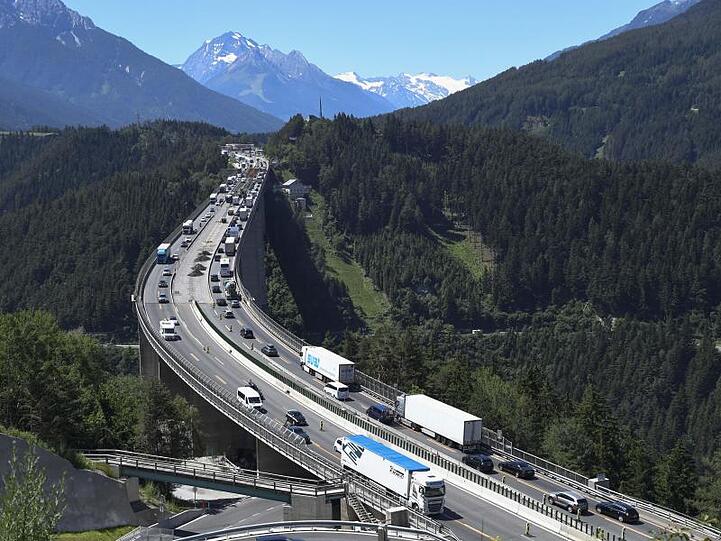 Auf der Europabrücke der Brennerautobahn gibt es einen Stau. Foto: Zeitungsfoto.At/APA/Archivbild