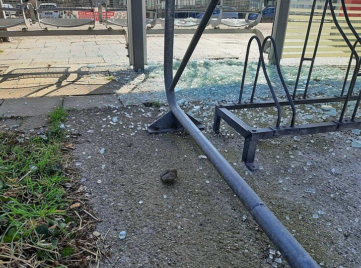 Scherben am Bahnsteig.
