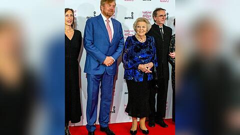 König Willem-Alexander neben seiner Mutter Prinzessin Beatrix in Den Haag.