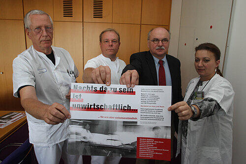 Fordern gerechte Vergütung: Oberarzt Bernt Jurowich, Pflegedienstleiter Uwe Stadelmeyer, Klinik-Vorstand Günter Niklewski und Internistin Oksana Sebeld (v. li.) vom Klinikum Nürnberg.