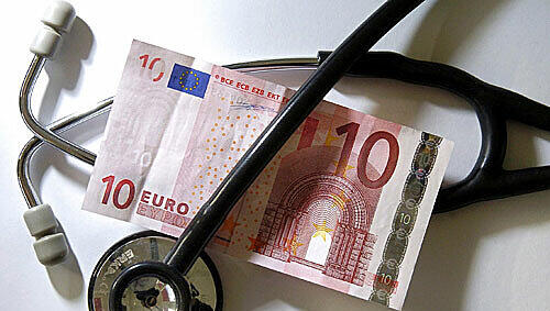 Wenn die Hausärzte am Mittwoch tatsächlich ihre Kassenzulassungen zurückgeben, müssen die Patienten bei ihren Behandlungen möglicherweise dazuzahlen. Wenn die Hausärzte am Mittwoch tatsächlich ihre Kassenzulassungen zurückgeben, müssen die Patienten bei ihren Behandlungen möglicherweise dazuzahlen.