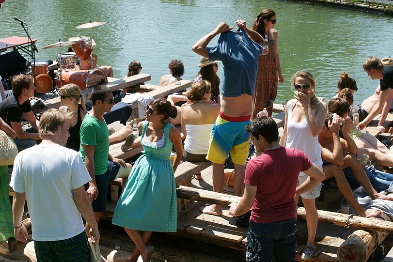 Eine Flußfahrt, die ist lustig! Die AZ hat sich auf einem Floß in die Isarfluten gestürzt. Bilder zum Genießen - Eine Floßfahrt in vielen Fotos. Viel Spaß beim Klicken!