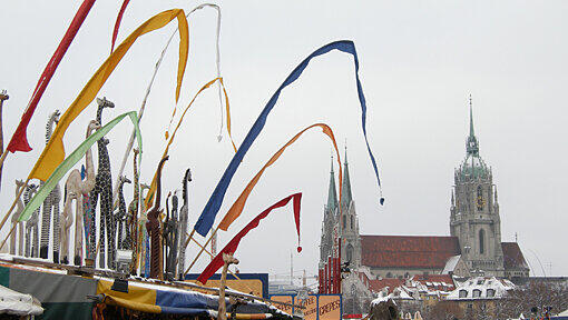 Bunte fahnen auf der Theresienwiese, im Hintergrund die Paulskirche: Szene aus dem Winter-Tollwood 2008. Bunte fahnen auf der Theresienwiese, im Hintergrund die Paulskirche: Szene aus dem Winter-Tollwood 2008.