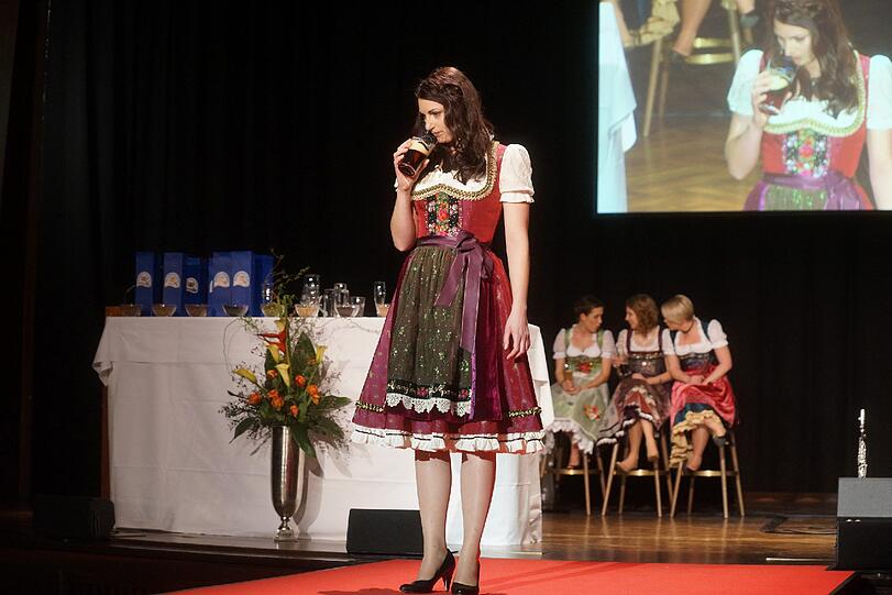 Kandidatin Sabrina Lang testet den Duft den Bieres.