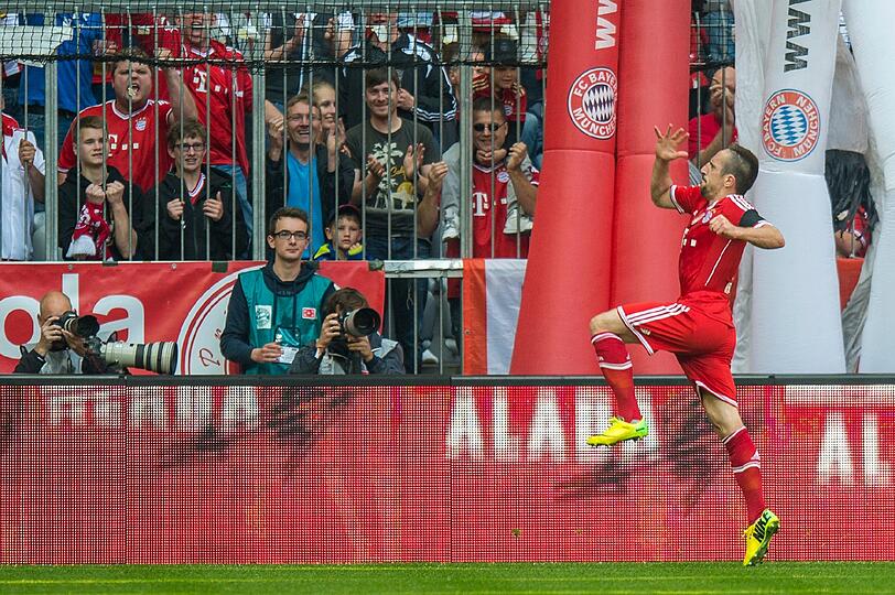 FRANCK RIBÉRY NOTE 1
Operation Wiederbelebung gelungen! Jubelte nach Tunnel mit links gegen Werders Wolf als wäre es ein Treffer gegen Real gewesen (20.). Leitete das 2:2 und 3:2 ein. Spielfreudig, aktiv, schnell. Vive le Franck!