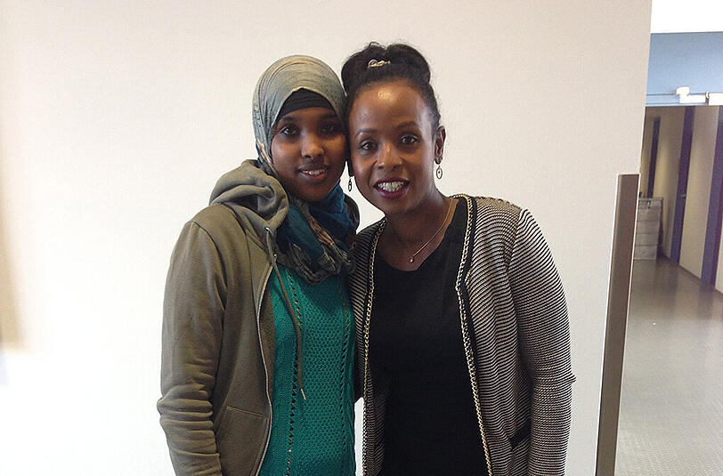 Umal Hayir (l.) und die Dolmetscherin Samira Ahmed-Zenter.