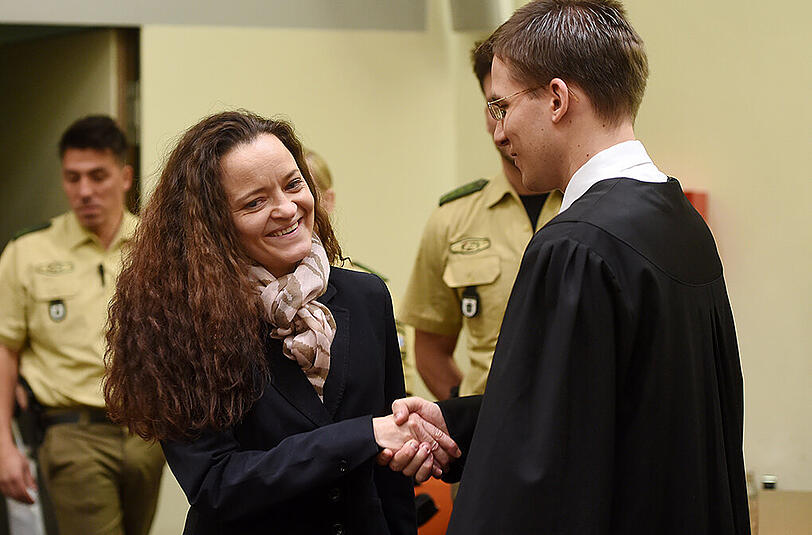 Beate Zschäpe, die Hauptangeklagte im NSU-Prozess, mit ihrem Anwalt Mathias Grasel. (Archivbild)