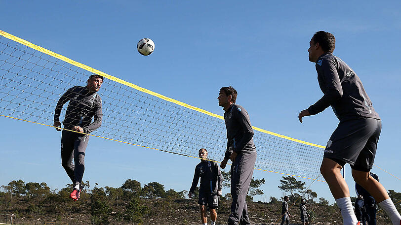 Vor der Trainingseinheit am Mittwoch spielten die Löwen im Fußball-Tennis-Turnier gegeneinander. Die Bilder.