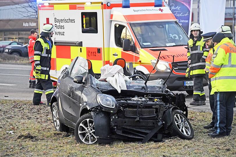 Bei dem Unfall wurden beide Fahrzeuge massiv beschädigt.