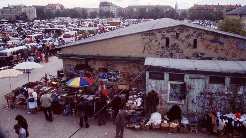 Ein ganz normaler Flohmarkt-Tag an der Dachauer Straße im Jahr 1986.