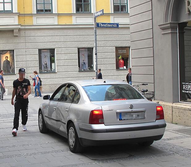 Das Fahrverbot ist ihm egal - der Fahrer eines VW Passat fährt am Samstag gemütlich an Radlern und Fußgängern vorbei - und holt sogar noch jemanden ab.