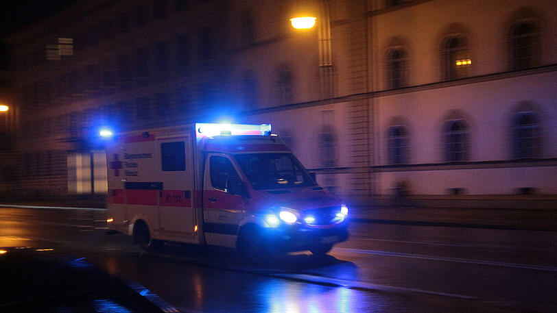 Der Mann kam schwerverletzt in eine Klinik (Symbolbild).