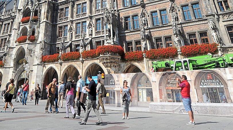 Da blüht's: Geranienpracht am Neuen Rathaus.