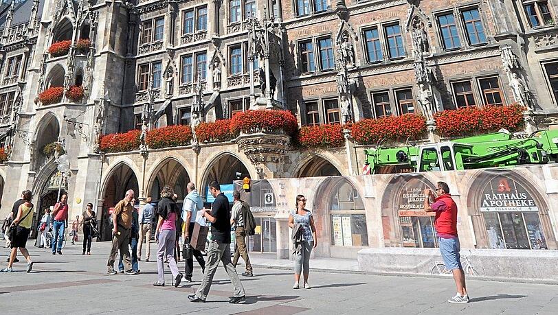Da blüht's: Geranienpracht am Neuen Rathaus. Da blüht's: Geranienpracht am Neuen Rathaus.