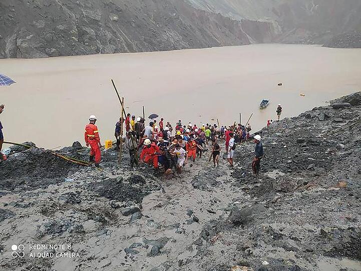 Rettungskräfte beim Einsatz in einem Jade-Bergwerk in Myanmar. Bei einem Erdrutsch sind zahlreiche Arbeiter ums Leben gekommen.