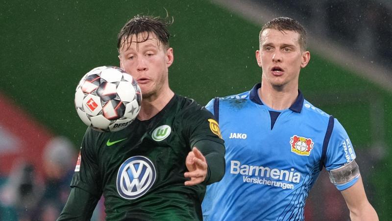 Leverkusens Lars Bender (r) und Wolfsburgs Wout Weghorst (l) kämpfen um den Ball. Foto: Peter Steffen/Archiv Leverkusens Lars Bender (r) und Wolfsburgs Wout Weghorst (l) kämpfen um den Ball. Foto: Peter Steffen/Archiv