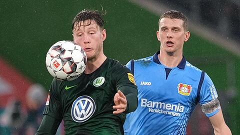 Leverkusens Lars Bender (r) und Wolfsburgs Wout Weghorst (l) kämpfen um den Ball. Foto: Peter Steffen/Archiv