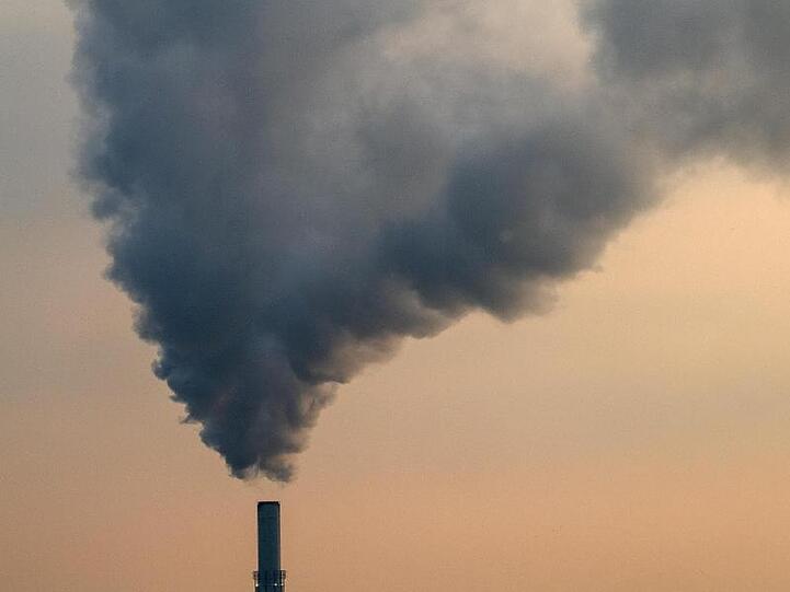 Rauch steigt aus einem Kraftwerk in dem Müll verbrannt wird. Wissenschaftlern zufolge wächst der Energiebedarf für Autos und Lkw, Luftfahrt und Schiffsverkehr zu schnell, als dass der Umstieg auf erneuerbare Energien das ausgleichen könnte.