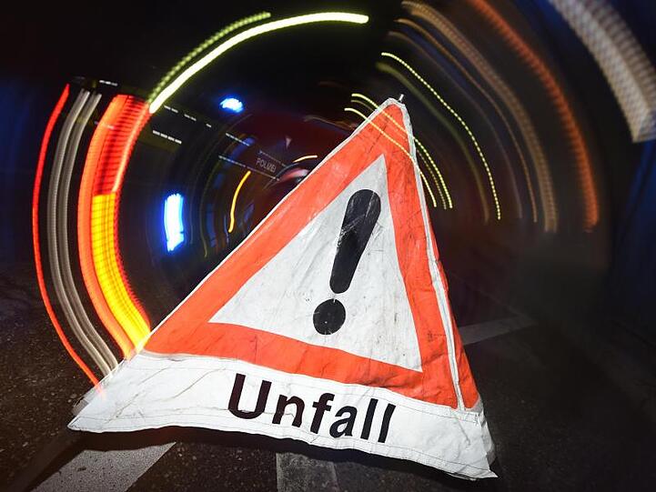 Ein Warndreieck mit dem Schriftzug "Unfall". Foto: Patrick Seeger/dpa/Symbolbild
