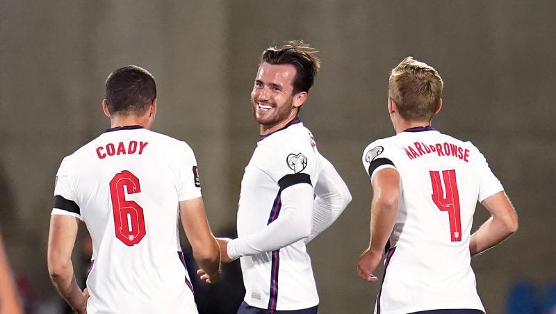 Ben Chilwell (M) feiert mit Mannschaftskameraden sein Tor zur 1:0-Führung der Three Lions gegen Andorra.