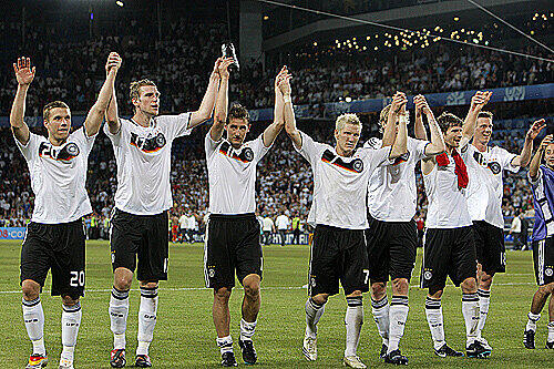 Ein Gruß an die Kurve: Die DFB-Spieler feiern sich und die Fans