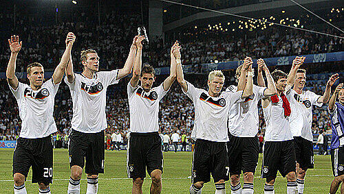 Ein Gruß an die Kurve: Die DFB-Spieler feiern sich und die Fans Ein Gruß an die Kurve: Die DFB-Spieler feiern sich und die Fans
