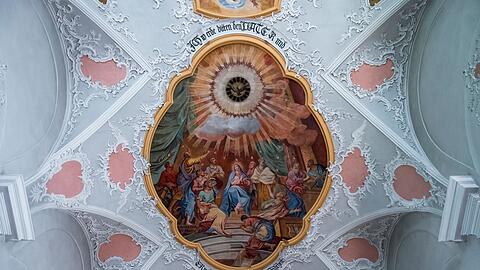 Ein Deckengemälde in der katholischen Kirche St. Johannes der Täufer zeigt das Pfingstereignis.