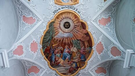 Ein Deckengemälde in der katholischen Kirche St. Johannes der Täufer zeigt das Pfingstereignis.