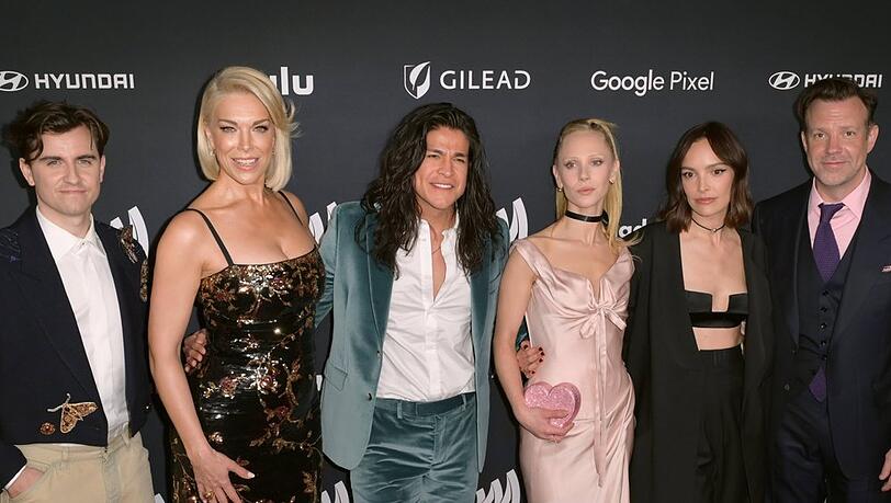 Zu sechst posierten einige Mitglieder des "Ted Lasso"-Casts auf dem roten Teppich der GLAAD Media Awards:  Billy Harris, Hannah Waddingham, Cristo Fernández, Juno Temple, Jodi Balfour und Jason Sudeikis.