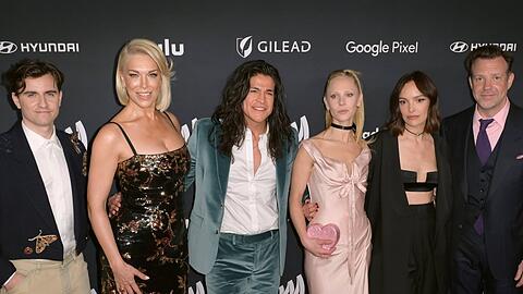Zu sechst posierten einige Mitglieder des "Ted Lasso"-Casts auf dem roten Teppich der GLAAD Media Awards:  Billy Harris, Hannah Waddingham, Cristo Fernández, Juno Temple, Jodi Balfour und Jason Sudeikis.